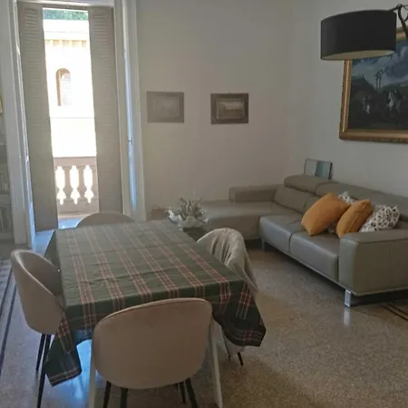 Ella's 2 Apartment *